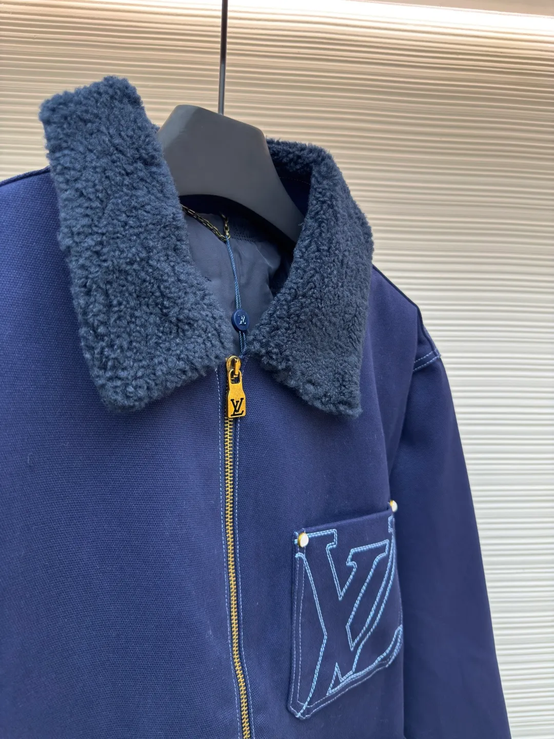 LOUIS VUITTON Winter Solstice Denim Work Clip ●Original version: Purchased and developed for 28500 ●Item number: 1680749-C45 ●Fabric: royal blue thickened beaded canvas fabric ●Technology: made on a positioning cutting machine ●Version: fitted version ●Weight: about 1315 grams ●Size: 46-48-50-52 ●Description: Has a comfortable wool collar and Monogram quilted lining, with topstitching incorporated into the chest pocket and rear respectively. LV logo and suede LV patch. Pearlescent rivets and buttons give it a dandy feel, matching the style. The overall wiring is straight and delicate, the fabric is comfortable and soft, and the color is consistent without color difference. It can be matched with the same style to create a fashionable look and control various occasions. Customized accessories, complete with three standards, same style for men and women!